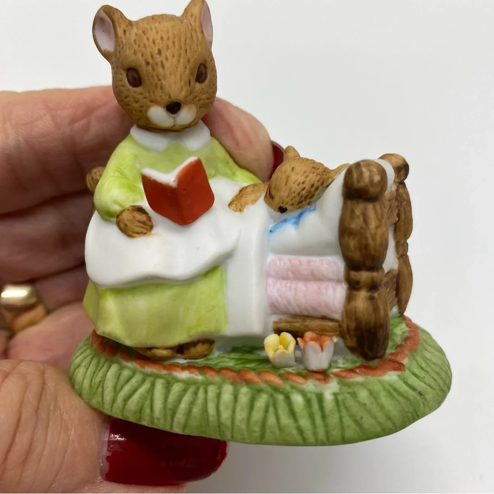 Enesco Vintage Mother Mouse Reading Bedtime Story To Baby Mouse 1976 E-8716 Deco